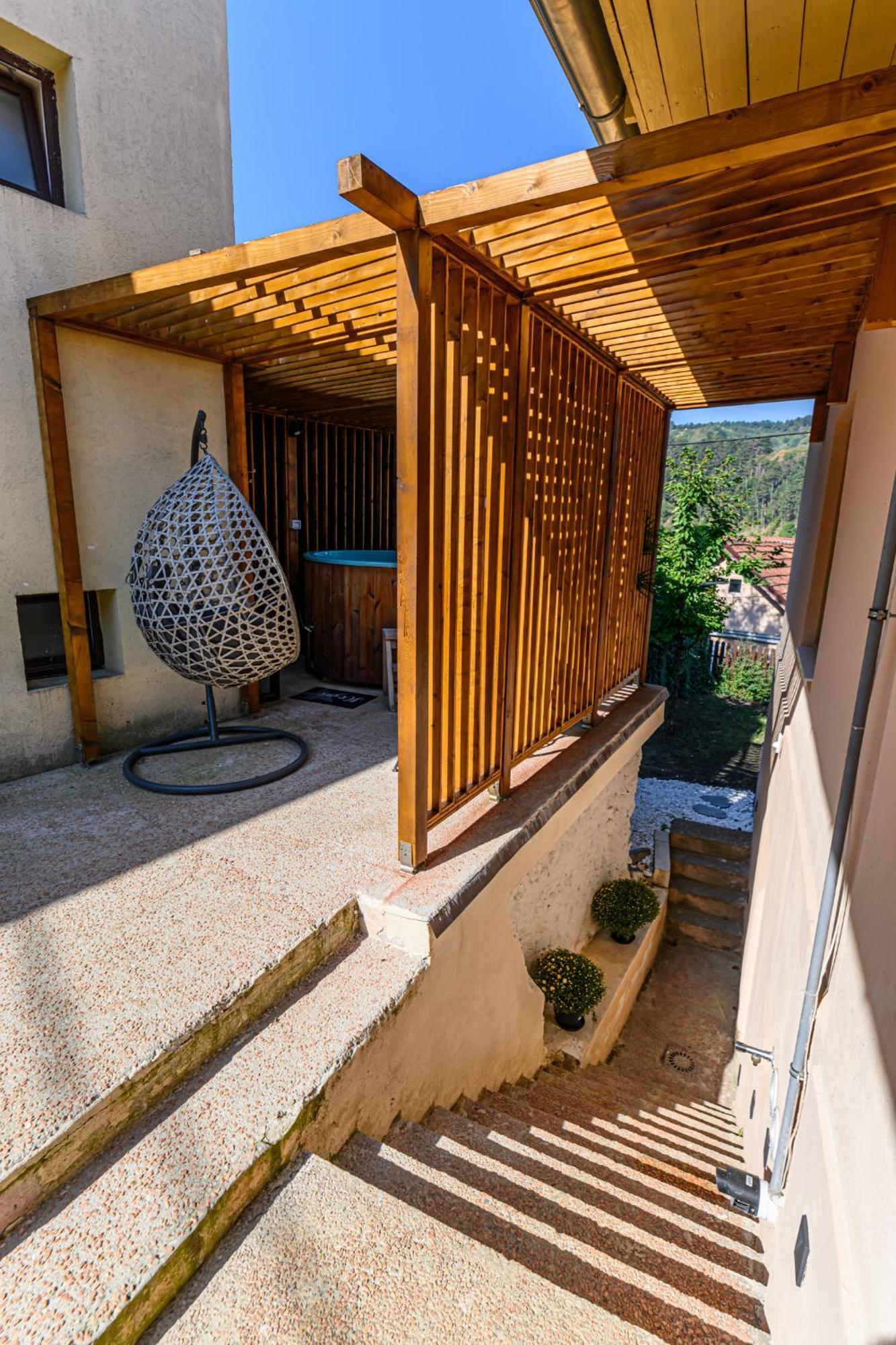 Lagom - Hot Tub Hideout Braşov Eksteriør bilde